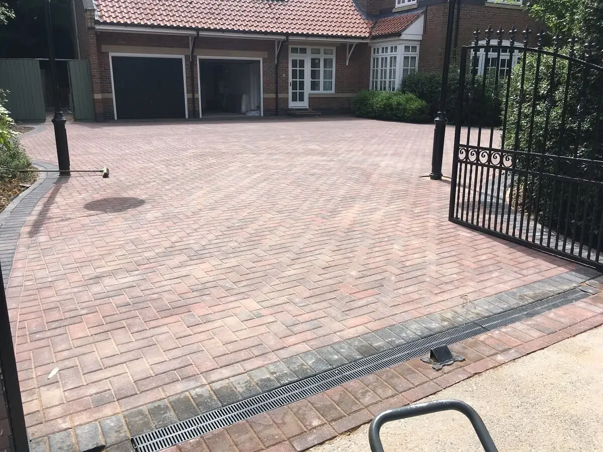 Block paving surface with defined edges